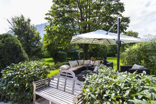 Garten mit Ausblick auf Untersberg im Hotel Hubertushof Anif